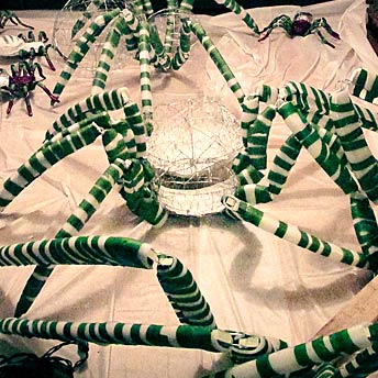 Building customized Halloween spider base wire mesh